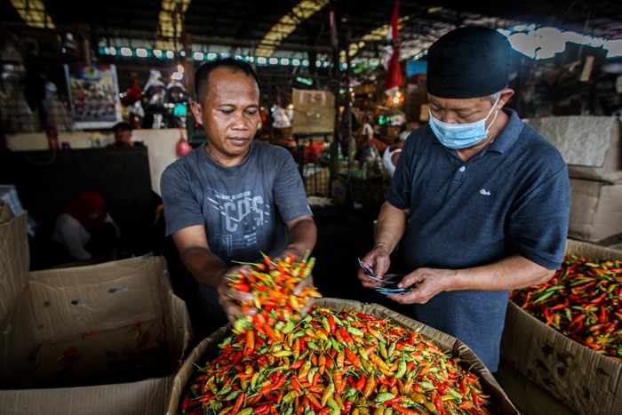 Suasana aktivitas pedagang di Pasar Induk Kramat Jati, Jakarta Timur, Selasa (28/12/2021).