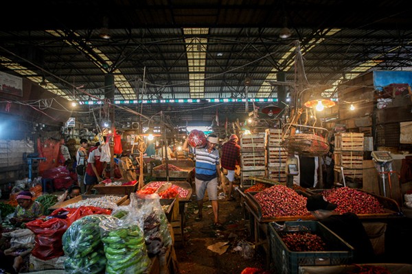Suasana aktivitas pedagang di Pasar Induk Kramat Jati, Jakarta Timur, Selasa (28/12/2021).
