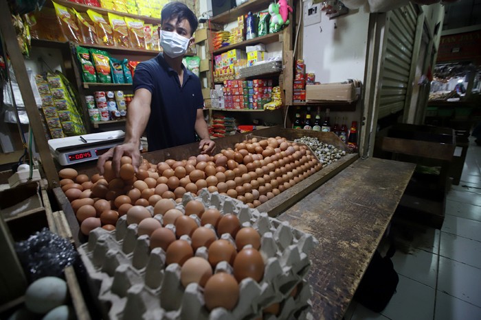 Pedagang memilih telur yang dijual di Pasar Rumput, Jakarta, Senin (27/12/2021).