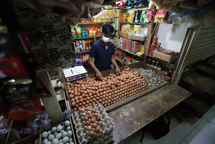 Pedagang memilih telur yang dijual di Pasar Rumput, Jakarta, Senin (27/12/2021).