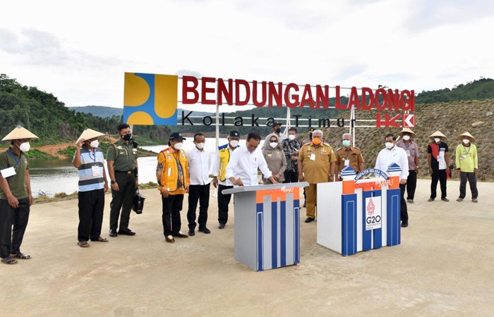 Presiden Joko Widodo meresmikan Bendungan Ladongi di Kabupaten Kolaka Timur, Provinsi Sulawesi Tenggara, pada Selasa, 28 Desember 2021.