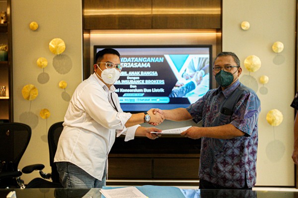 Penandatanganan kerja sama Konsorsium Asuransi Bus Listrik melalui PT Aigra Insurance Broker di Kantor Mobil Anak Bangsa (MAB) Jakarta, Selasa (28/12/2021).