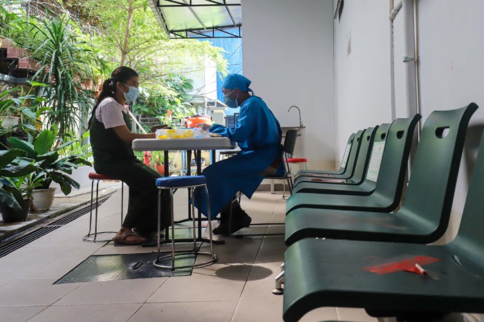 Petugas kesehatan melakukan tes usap (swab test) PCR kepada warga di Puskesmas Kecamatan Mampang Prapatan, Jakarta Selatan, Selasa (28/12/2021).
