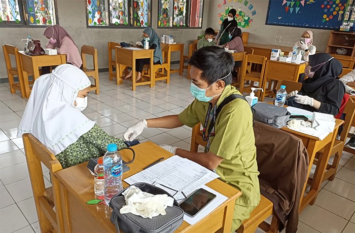Siswa Sekolah Dasar Islam Terpadu Az-Zahra, Pondok Petir Depok menerima vaksin Sinovac Biotech Depok, Selasa (28/12/2021).