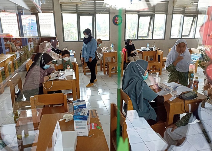 Siswa Sekolah Dasar Islam Terpadu Az-Zahra, Pondok Petir Depok menerima vaksin Sinovac Biotech Depok, Selasa (28/12/2021).