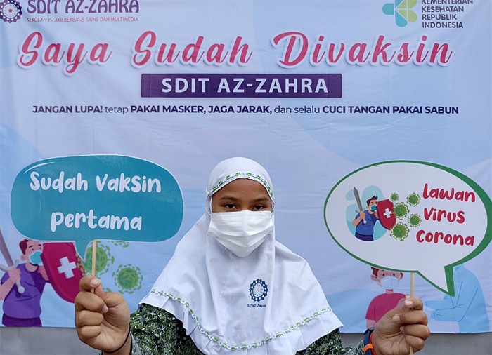 Siswa Sekolah Dasar Islam Terpadu Az-Zahra, Pondok Petir Depok menerima vaksin Sinovac Biotech Depok, Selasa (28/12/2021).