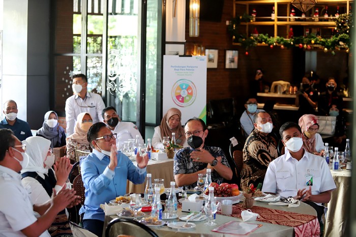 Direktur Utama BPJS Ketenagakerjaan Anggoro Eko Cahyo saat memeberikan sambutan pada acara sosialisasi kepada para pekerja seni di Jakarta, Rabu (29/12/2021).