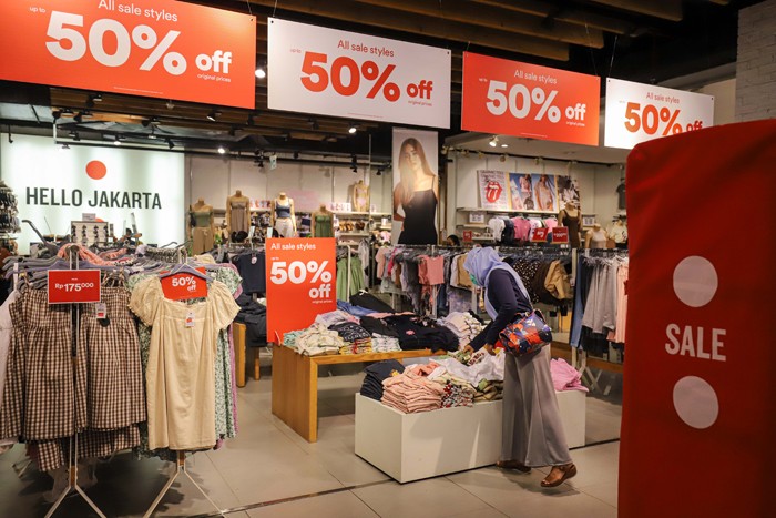 Pengunjung memilih barang saat berbelanja di salah satu toko di Kota Kasablanka, Jakarta Selatan, Selasa (28/12/2021).