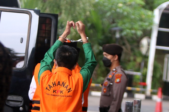 Sejumlah mantan anggota DPRD Kabupaten Muara Enim usai menjalani pemeriksaan lanjutan di Gedung KPK, Jakarta, Rabu (29/12/2021).
