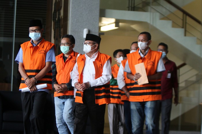 Sejumlah mantan anggota DPRD Kabupaten Muara Enim usai menjalani pemeriksaan lanjutan di Gedung KPK, Jakarta, Rabu (29/12/2021).