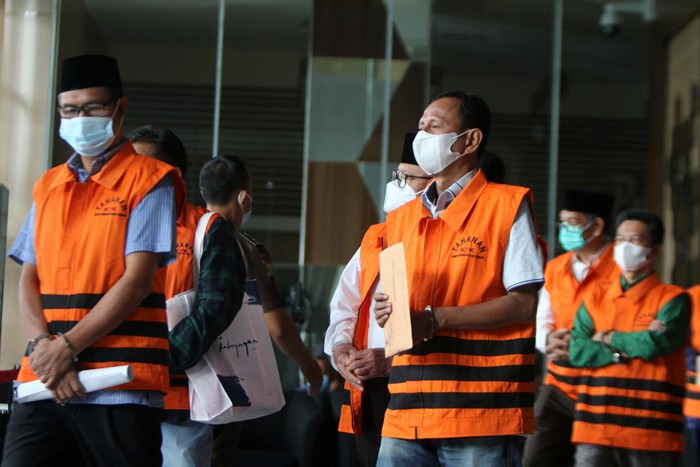 Sejumlah mantan anggota DPRD Kabupaten Muara Enim usai menjalani pemeriksaan lanjutan di Gedung KPK, Jakarta, Rabu (29/12/2021).