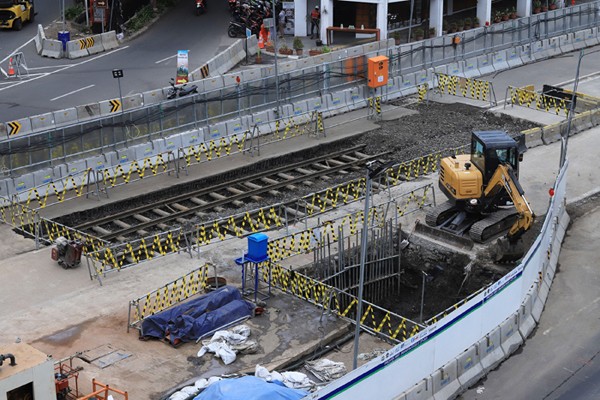 Jalur rel trem peninggalan Belanda terlihat pada proyek pembangunan MRT Jakarta fase 2A Glodok-Kota di kawasan perdagangan Glodok, Jakarta Barat.