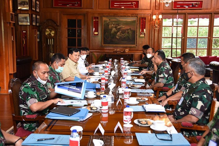 Kepala Staf Angkatan Udara Marsekal TNI Fadjar Prasetyo melaksanakan kunjungan silaturahmi kepada Menteri Pertahanan (Menhan), di kantor Menhan.