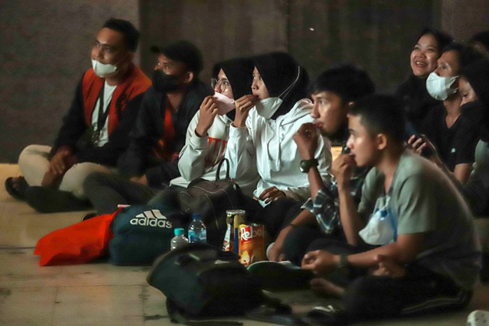 Ekspresi pengunjung saat mengikuti kegiatan nonton bareng (nobar) Final Leg Pertama Piala AFF 2020 di Ruangan Live House, M Bloc Space, Jakarta Selatan.
