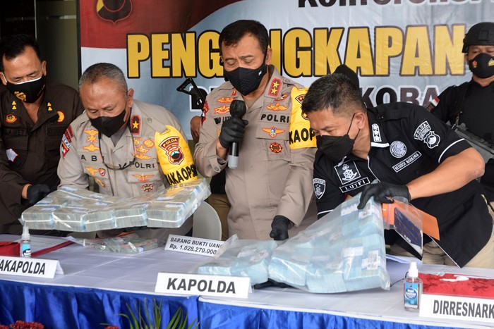 Rilis barang bukti tindak pidana pencucian uang (TPPU) yang diduga hasil penjualan narkoba di Mapolda Jateng, Semarang, Rabu (29/12/2021).