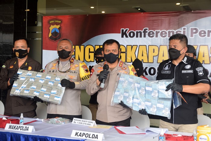 Rilis barang bukti tindak pidana pencucian uang (TPPU) yang diduga hasil penjualan narkoba di Mapolda Jateng, Semarang, Rabu (29/12/2021).