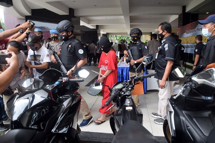 Rilis barang bukti tindak pidana pencucian uang (TPPU) yang diduga hasil penjualan narkoba di Mapolda Jateng, Semarang, Rabu (29/12/2021).