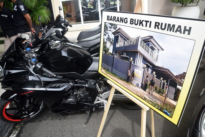 Rilis barang bukti tindak pidana pencucian uang (TPPU) yang diduga hasil penjualan narkoba di Mapolda Jateng, Semarang, Rabu (29/12/2021).