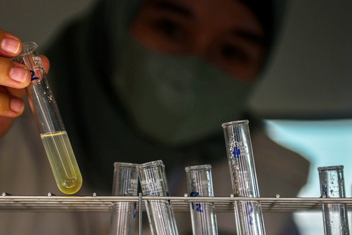 Wakil Wali Kota Palembang Fitrianti Agustinda bersama Balai Besar Pengawasan Obat dan Makanan Palembang melakukan inspeksi medadak ke Pasar Buah Temenggung.