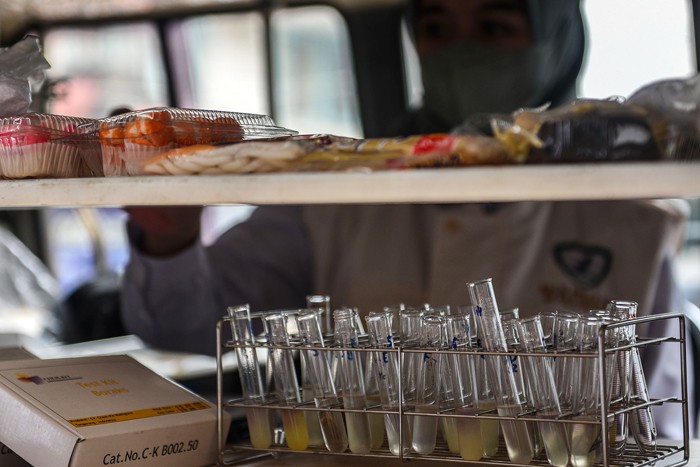 Wakil Wali Kota Palembang Fitrianti Agustinda bersama Balai Besar Pengawasan Obat dan Makanan Palembang melakukan inspeksi medadak ke Pasar Buah Temenggung.