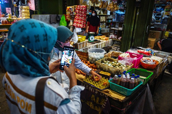 Wakil Wali Kota Palembang Fitrianti Agustinda bersama Balai Besar Pengawasan Obat dan Makanan Palembang melakukan inspeksi medadak ke Pasar Buah Temenggung.
