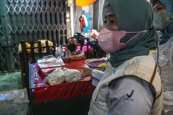 Wakil Wali Kota Palembang Fitrianti Agustinda bersama Balai Besar Pengawasan Obat dan Makanan Palembang melakukan inspeksi medadak ke Pasar Buah Temenggung.