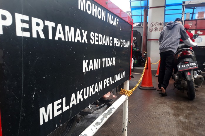 Pengendara motor mengisi BBM di salah satu SPBU kawasan Jalan Kodau, Kota Bekasi, Jawa Barat, Rabu (29/12/2021).