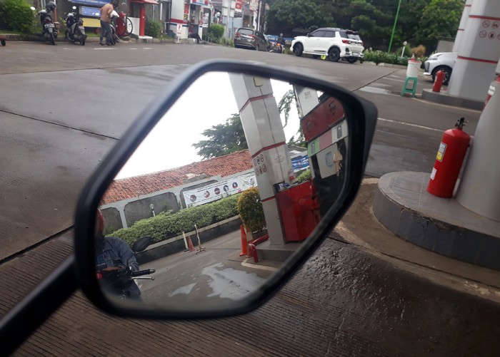 Pengendara motor mengisi BBM di salah satu SPBU kawasan Jalan Kodau, Kota Bekasi, Jawa Barat, Rabu (29/12/2021).