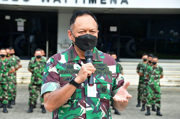Kepala Staf Angkatan Udara (Kasau) Marsekal TNI Fadjar Prasetyo menyerahkan dua unit kendaraan dinas ambulan.