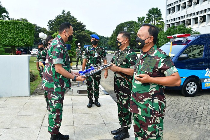 Kepala Staf Angkatan Udara (Kasau) Marsekal TNI Fadjar Prasetyo menyerahkan dua unit kendaraan dinas ambulan.