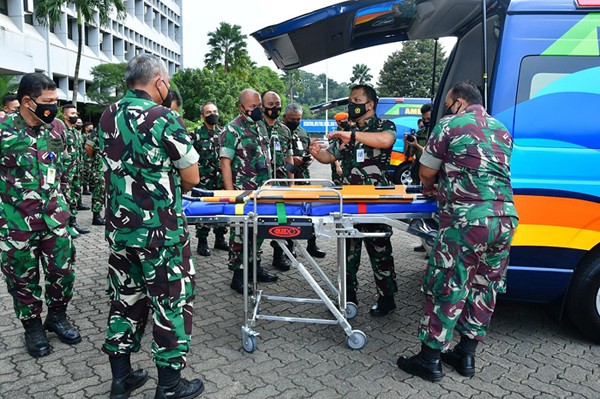 Kepala Staf Angkatan Udara (Kasau) Marsekal TNI Fadjar Prasetyo menyerahkan dua unit kendaraan dinas ambulan.