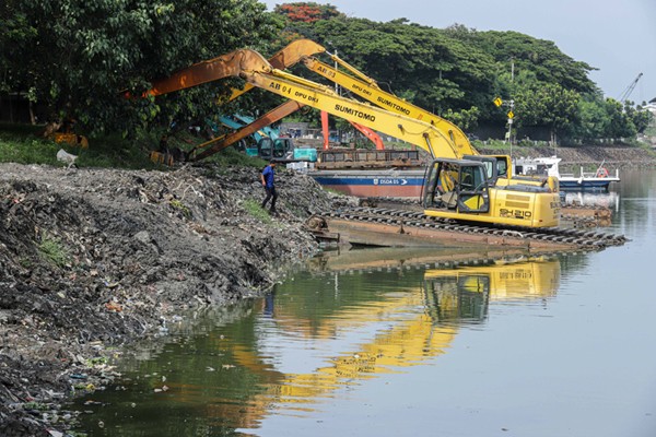 Sejumlah eskavator terparkir di Waduk Pluit, Jakarta Utara, Rabu (29/12/2021).