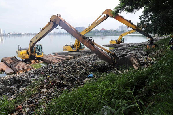 Sejumlah eskavator terparkir di Waduk Pluit, Jakarta Utara, Rabu (29/12/2021).