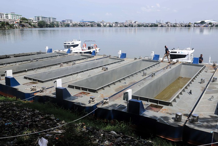Sejumlah eskavator terparkir di Waduk Pluit, Jakarta Utara, Rabu (29/12/2021).