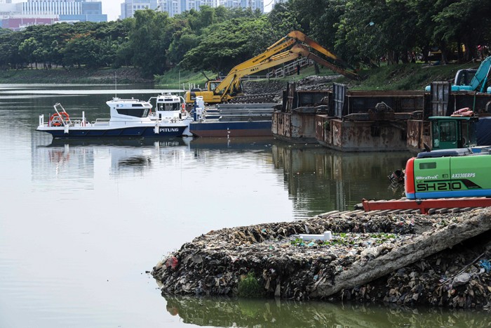 Sejumlah eskavator terparkir di Waduk Pluit, Jakarta Utara, Rabu (29/12/2021).