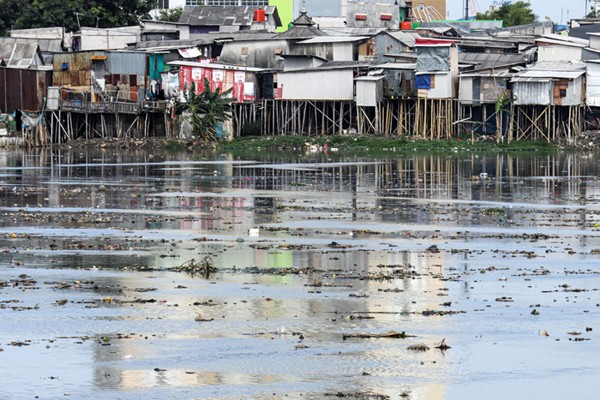 Sejumlah eskavator terparkir di Waduk Pluit, Jakarta Utara, Rabu (29/12/2021).