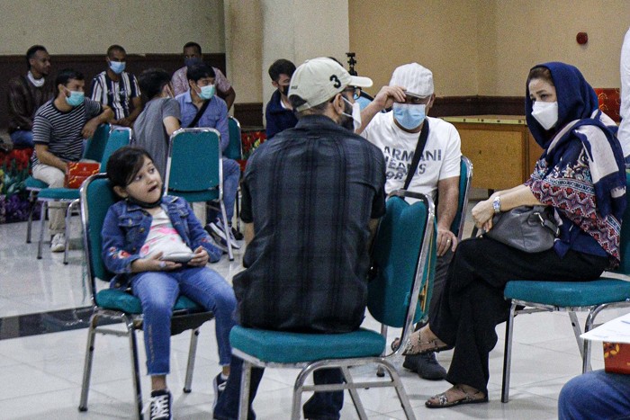 Petugas kesehatan menyuntikkan vaksin Covid-19 kepada Warga Negara Asing (WNA) di Gelanggang Remaja Tanjung Priok, Jakarta Utara, Rabu (29/12/2021).