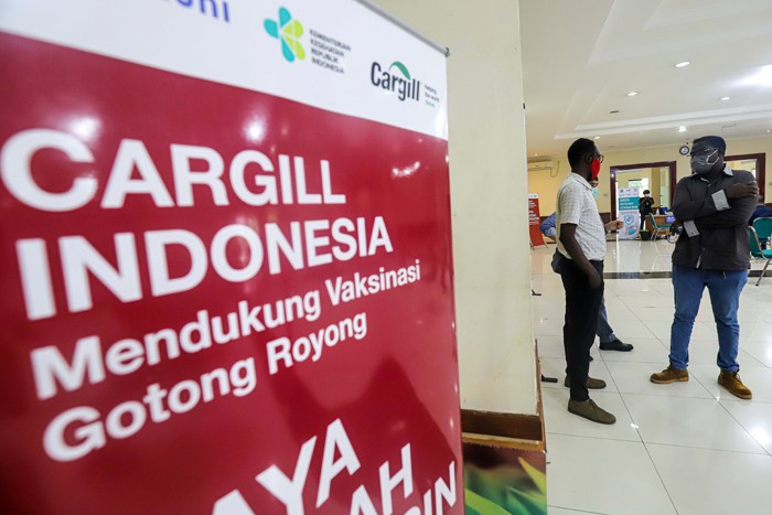Petugas kesehatan menyuntikkan vaksin Covid-19 kepada Warga Negara Asing (WNA) di Gelanggang Remaja Tanjung Priok, Jakarta Utara, Rabu (29/12/2021).