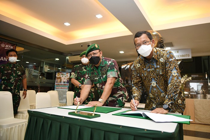 Penandatanganan nota kesepahaman perjanjian kerja sama pemanfaatan jasa layanan perbankan di Jakarta, Kamis (30/12/2021).