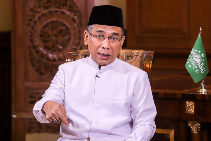 Ketua Umum Pengurus Besar Nahdlatul Ulama Yahya Cholil Staquf alias Gus Yahya saat sesi foto usai wawancara khusus di Kantor Pusat PBNU, Jakarta Pusat.