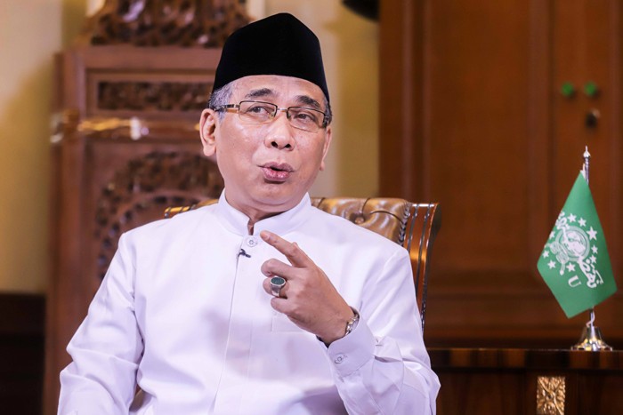 Ketua Umum Pengurus Besar Nahdlatul Ulama Yahya Cholil Staquf alias Gus Yahya saat sesi foto usai wawancara khusus di Kantor Pusat PBNU, Jakarta Pusat.