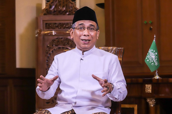 Ketua Umum Pengurus Besar Nahdlatul Ulama Yahya Cholil Staquf alias Gus Yahya saat sesi foto usai wawancara khusus di Kantor Pusat PBNU, Jakarta Pusat.