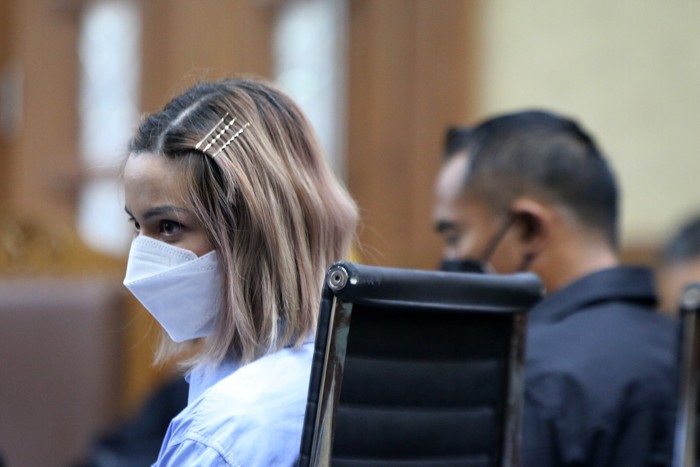 Sebelumnya jaksa penuntut umum telah menuntut hukuman pada para terdakwa 12 bulan rehabilitasi pada sidang sebelumnya.