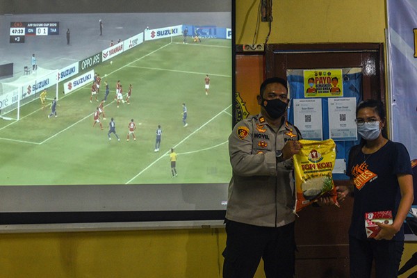 Polsekta Plaju Palembang mengelar nobar sambil vaksin Covid-19, Rabu (29/12/2020) di halaman Mapolsekta Plaju Palembang.