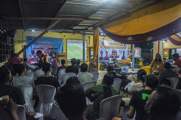 Polsekta Plaju Palembang mengelar nobar sambil vaksin Covid-19, Rabu (29/12/2020) di halaman Mapolsekta Plaju Palembang.