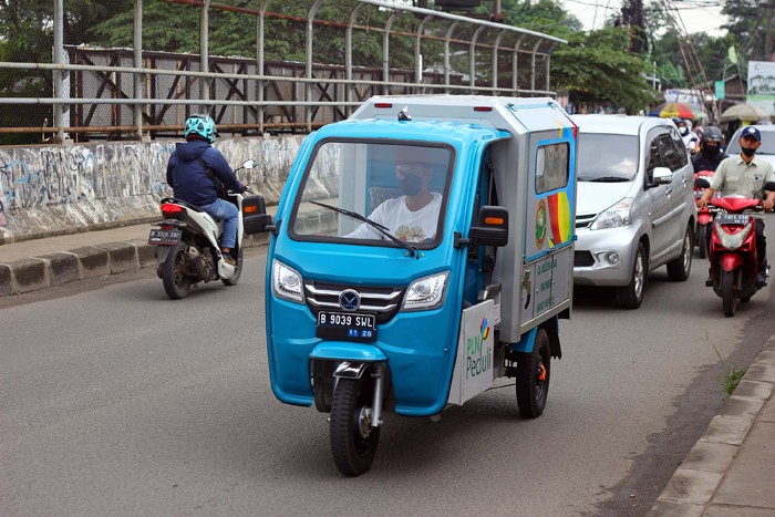 Pedagang Es Selendang Mayang Bang Hafidz dengan menggunakan Moto Listrik (MOLIS) dari PLN Peduli melayani pembeli di kawasan Makam Tionghoa di Cimanggis.
