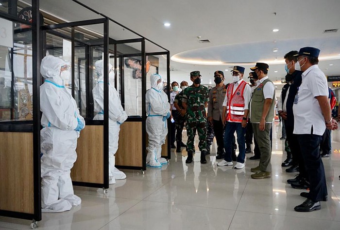 Ketua Satuan Tugas Penanganan Covid-19 Letjen TNI Suharyanto bersama Menteri Perhubungan Budi Karya Sumadi meninjau Terminal 2 Bandara Internasional Juanda.