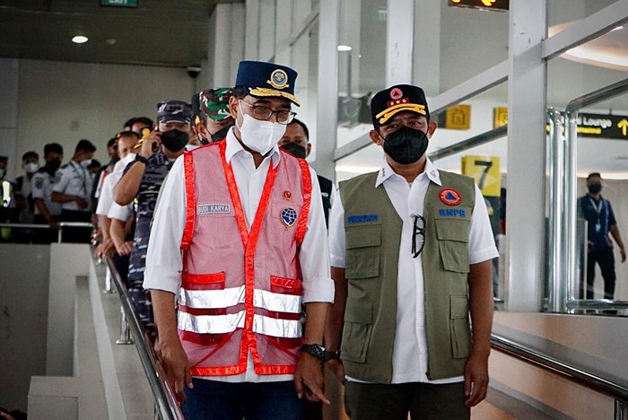 Ketua Satuan Tugas Penanganan Covid-19 Letjen TNI Suharyanto bersama Menteri Perhubungan Budi Karya Sumadi meninjau Terminal 2 Bandara Internasional Juanda.