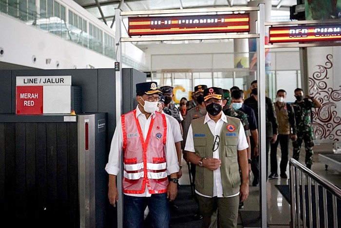 Ketua Satuan Tugas Penanganan Covid-19 Letjen TNI Suharyanto bersama Menteri Perhubungan Budi Karya Sumadi meninjau Terminal 2 Bandara Internasional Juanda.