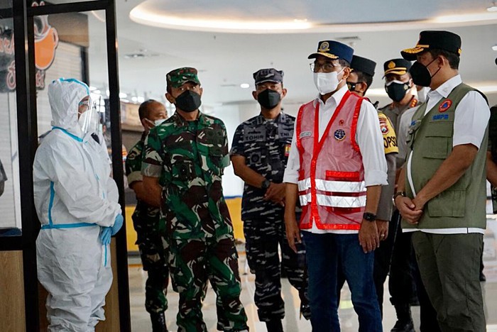 Ketua Satuan Tugas Penanganan Covid-19 Letjen TNI Suharyanto bersama Menteri Perhubungan Budi Karya Sumadi meninjau Terminal 2 Bandara Internasional Juanda.